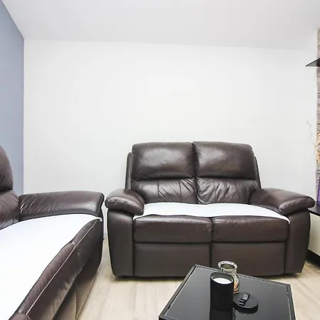 Modern 3 Bedroom Apartment - Ae1559