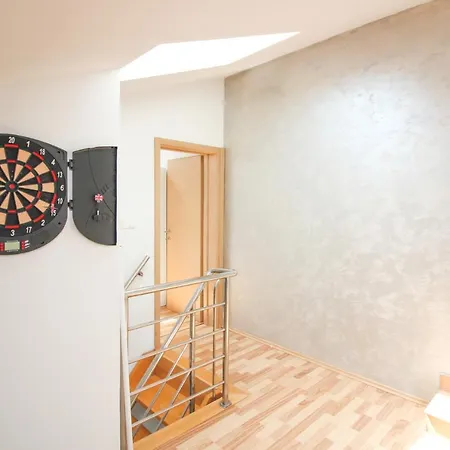 Apartment Modern 3 Bedroom Apartment - Ae1559 *
